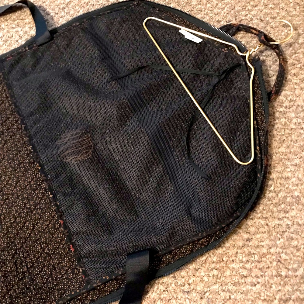Vera Bradley Fabric Garment Bag luggage with Flowered Designs & zipper pockets - Picture 5 of 9